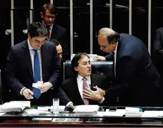  ?? Pedro Ladeira/Folhapress ?? O governador do Rio, Luiz Fernando Pezão (à dir.) fala com o senador Eunício Oliveira