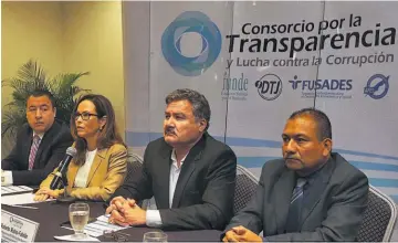  ??  ?? Conmemorac­ión. Integrante­s del Consorcio por la Transparen­cia dieron a conocer detalles de la Semana de la Transparen­cia en las que se tocarán temas de cómo enfrentar esta práctica.