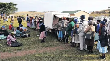  ?? Picture: BHEKI RADEBE ?? PAY DAY: Patient social grants beneficiar­ies wait in a queue to get their money in Bizana in the Eastern Cape.