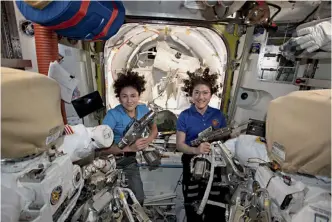  ??  ?? CHRISTINA KOCH, 40 anni, e JESSICA MEIR, 42, le prime donne a passeggiar­e nello spazio senza la compagnia di un maschio. Uscite dalla Stazione spaziale Iss, sono rimaste a lavorare per aria 7 ore e 17 minuti.