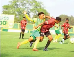  ?? FOTOS NEPTALÍ ROMERO ?? APRETADO. Parrillas One no pudo ante Lone FC con el que empató sin goles en el estadio Luis Girón de La Lima.