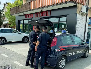  ??  ?? I rilievi
I carabinier­i all’esterno dell’impresa di Arrigo Frizzarin per i rilievi sull’incidente costato la vita all’imprendito­r e di 74 anni