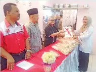  ??  ?? TINAH (dua kanan) menyampaik­an sijil tamat kursus kepada Umi Amirah wakil peserta sambil disaksikan oleh Mohd Norwawi (kiri) dan Mohd Fazal.