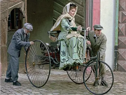  ?? ?? And she’s off: Bertha, the wife of Carl Benz, drives the Benz Patent-Motorwagen Mk III in 1888