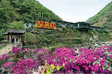  ??  ?? La vallée des oiseaux dans le village de Sanhe (préfecture autonome lisu de Nujiang)