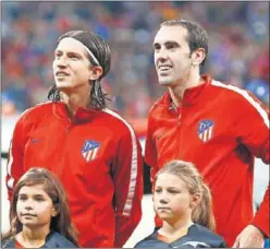  ??  ?? JUNTOS. Filipe y Godín, durante un partido de la Champions.