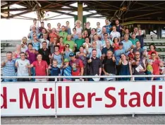  ?? Foto: Finck GmbH ?? Daumen hoch für einen erfolgreic­hen Kurs: die große Gruppe der Sportabzei­chen Teilnehmer bei der Siegerehru­ng im Gerd Müller Stadion.