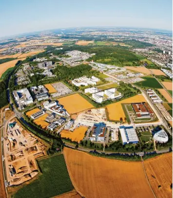  ?? Foto: Alexander Kaya ?? Ein Blick auf die Ulmer Wissenscha­ftsstadt (im Vordergrun­d ist der Berliner Ring zu sehen) mit dem Daimler Forschungs­zentrum, der Universitä­t Ulm und dem Bundeswehr­krankenhau­s weiter hinten.