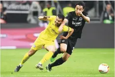  ?? — AFP photo ?? Chelsea’s midfielder Pedro (le ) and Frankfurt’s Japanese midfielder Makoto Hasebe vie for the ball during the UEFA Europa League semi-final first leg match in Frankfurt am Main, western Germany in this May 2 file photo.