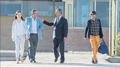  ?? DANI DUCH ?? Mario Conde sale de prisión después de haber pagado la fianza en efectivo