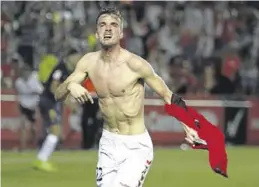  ?? PERE SERRA ?? Manu Barreiro celebra un gol con el Nástic quitándose la camiseta.