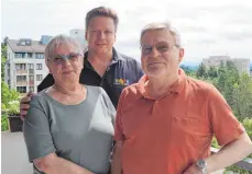  ?? FOTO: GEMPP ?? Doris Ziegler, Wolfgang Ponto und Siegfried Ziegler (von links) freuen sich, dass die Praxis in der Ukraine wieder aufgebaut wird.