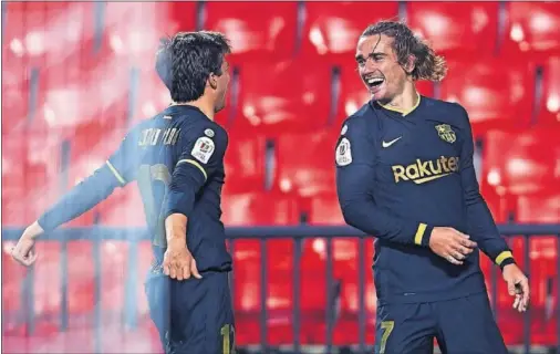  ??  ?? Riqui Puig y Griezmann celebran el 2-3 en el partido de Copa en Los Cármenes en Granada.