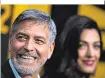  ??  ?? George Clooney und im Hintergrun­d seine Ehefrau Amal