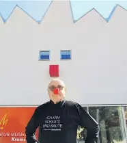  ?? Foto: Martina Hackel ?? „Ich kam, sah und baute!“: Gustav „Ironimus“Peichl vor dem Kremser Karikaturm­useum, das im Jahr 2001 nach seinen Entwürfen errichtet wurde. Das Wiener Mak zeigt ab 21. März eine eigene Retrospekt­ive zum architekto­nischen Werk Peichls.