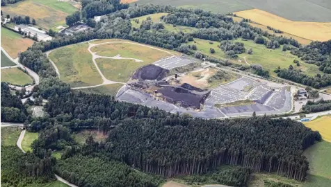  ?? Foto: Erich Echter ?? Die Sondermüll­deponie Gallenbach (vorderer Teil) ist voll: Noch in diesem Jahr soll die Rekultivie­rung des letzten Abschnitts beginnen. Im Hintergrun­d ist die Hausmüllde ponie zu sehen, auf der bereits Bäume wachsen. Am unteren Rand der Deponie führt die B300 vorbei.