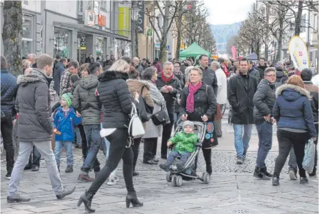  ?? FOTO: SIMON SCHNEIDER/ARCHIV ?? So dicht gedrängt wird es in Tuttlingen am 24. Dezember nicht zugehen. Die meisten Geschäfte bleiben zu.