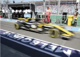  ?? AFP ?? Un Renault pasa por la pit lane durante la primera práctica del Gran Premio de Australia en Melbourne. /