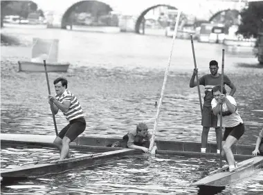  ?? ?? Mark Vellacott, of Ditton Skiff and Punting Club, and Tony Cross, of Wraysbury Skiff and Punting Club, battled it out at the Thames Punting Club Championsh­ip Regatta in 1992. Ref:134757-4