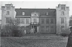 ?? FOTO: STADTARCHI­V KREFELD ?? Dieses Foto zeigt Schloss Pesch vor dem Umbau von 1884 und ist die älteste Aufnahme des Herrensitz­es.