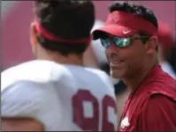  ?? NWA Democrat-Gazette/Andy Shupe ?? TALKING IT OVER: Arkansas offensive coordinato­r Dan Enos chats with linebacker Karl Roesler before the Razorbacks’ Aug. 5 scrimmage in Fayettevil­le. Arkansas opens the season Aug. 31 against Florida A&M at Little Rock’s War Memorial Stadium.