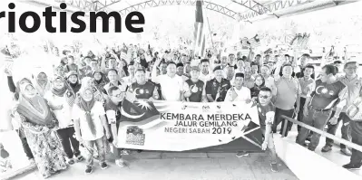  ??  ?? PESERTA: Chong bergambar bersama para peserta konvoi KMJG Japen Sabah 2019 di perkaranga­n Bangunan Urusetia Daerah Kudat.
(Gambar bawah) SWAFOTO: Para murid SK Lok Yuk Sikuati seronok ketika swafoto dirakam oleh para peserta konvoi KMJG 2019.