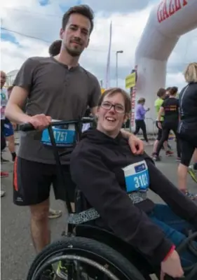  ?? FOTO
JORIS HERREGODS ?? Jonas Janssen duwde zijn zus Lise voort tijdens de 10 Miles.