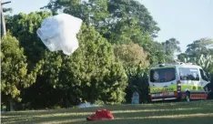  ?? Picture: CHRIS HOLMES ?? SCENE: A parachute caught up in a tree at Mission Beach after last year’s skydiving accident.