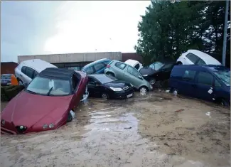  ??  ?? Non loin de la prison, dans l’eau et l’obscurité, vers  h , s’est provisoire­ment arrêté notre périple...