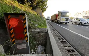  ??  ?? Avec une moyenne de  flashs par jour, soit près de  par heure, le radar de Cagnes-sur-Mer – ici en  – est celui qui a le plus flashé en . (Photo Éric Ottino)