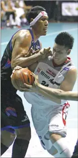  ?? HENDRA EKA/JAWA POS ?? MENJULANG: Max Yanto (kiri) saat masih memperkuat NSH GMC Jakarta di NBL Indonesia musim lalu.