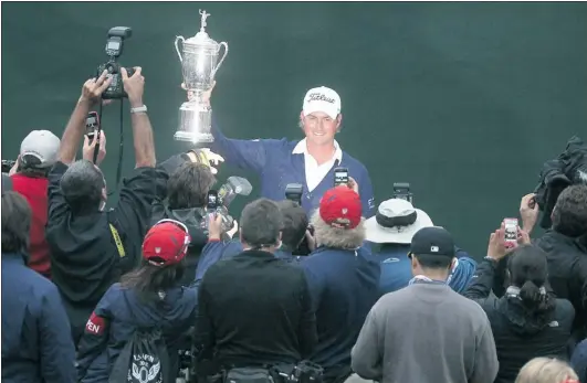  ?? JEFF GROSS/ GETTY IMAGES ?? Underdog Webb Simpson of the United States poses for photograph­ers with the champion’s trophy after his one- stroke victory at the 112th U. S. Open on Sunday.