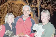  ??  ?? Spirit of Africa
Trophy organiser Sarel
van der Merwe with the winners of
the 2015 competitio­n,
Melanie Barnard and
Alwyn Jordaan.