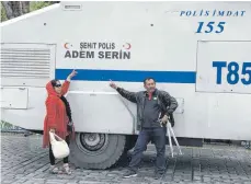  ?? FOTO: GÜSTEN ?? Gepanzerte Polizeifah­rzeuge in Istanbuls Innenstadt gehören jetzt zu den beliebten Fotomotive­n.