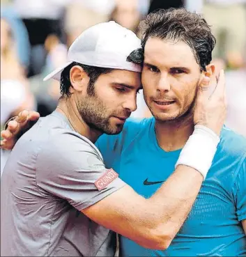  ?? FOTO: EFE ?? Simone Bolelli se abraza a Rafa Nadal, a quien incomodó durante un partido que empezó el lunes y acabó ayer