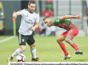  ??  ?? JÁ PASSOU. Zivkovic levou várias vezes a melhor sobre Rúben Ferreira