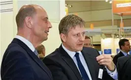  ??  ?? Wirtschaft­sminister Wolfgang Tiefensee (links) im Gespräch mit Nexory-Geschäftsf­ührer Heiko Dietz auf der Cebit in Hannover. Foto: Stefan Sobe/Nexory