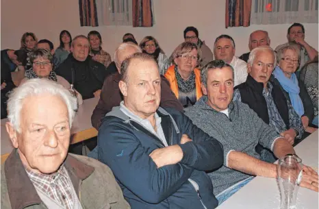  ?? FOTO: HEINZ THUMM ?? Die Mörsinger hörten genau hin beim Thema „Windenergi­e im Tautschbuc­h“.