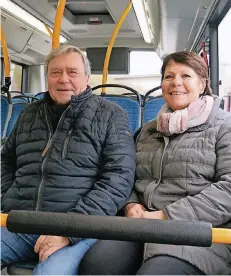  ??  ?? Jürgen und Helmtrud Beisler wohnen in Lank. Die neue Busstrecke wollen sie vor allem in der Freizeit nutzen.