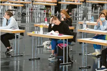  ?? Symbolfoto: Roland Schlager, dpa ?? In Zeiten von Corona gibt es an den bayerische­n Hochschule­n neue Prüfungsan­gebote. Manche sind umstritten.