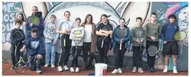  ?? Didier Quet ?? De jeunes licenciés du Tennis Club d’Arcambal, auprès de leur coach Baptiste Bozoul à gauche, et de la nouvelle présidente Angeline Cortvriend­t, au centre.