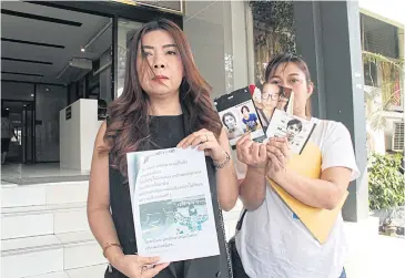  ?? WASSAYOS NGAMKHAM ?? Businesswo­man Latda Siworanan brings documents including an arrest warrant for the man suspected of murdering her son to the Crime Suppressio­n Division police after local officers made no progress.