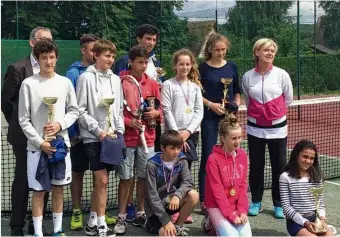  ??  ?? Les finalistes du tournoi Crédit Agricole après la remise des trophées.