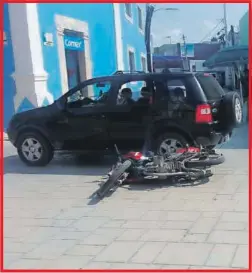  ??  ?? Tras impactarse, la moto quedó tendida en el pavimento