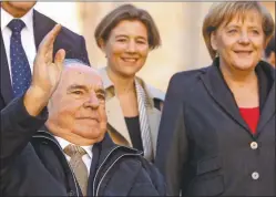  ?? FOTOS: AP ?? JUNTOS. Su última aparición, junto a Merkel. Bandera a media asta.