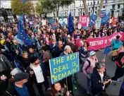  ??  ?? Pendant le débat au Parlement, défilé anti-Brexit hier à Londres pour réclamer un second référendum. (Ph. AFP)