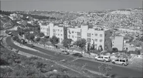  ??  ?? Op de voorgrond de joodse nederzetti­ng Nof Zio, die gelegen is in het Palestijns­e gebied Jabel Mukaber in Oost-Jeruzalem. (Foto: Reuters.com)