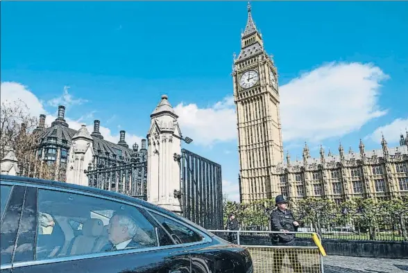  ?? CHRIS J RATCLIFFE / AFP ?? El responsabl­e británico para las negociacio­nes del Brexit, David Davis, saliendo ayer en coche del Parlamento