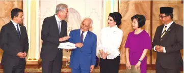  ?? — Penerangan photo ?? Teo (second left) presents a souvenir to Taib witnessed by Taib’s wife Toh Puan Datuk Patinggi Raghad Kurdi Taib (third right). Also seen are (from right) Karim, Sim and De Souza.