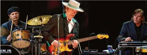  ?? Foto: afp ?? Wie seit Jahren ließ sich Bob Dylan auch in Neu Ulm nicht fotografie­ren. Hier, 2011 in Schanghai, bei seinem ersten Konzert in China, machte er eine Ausnahme.